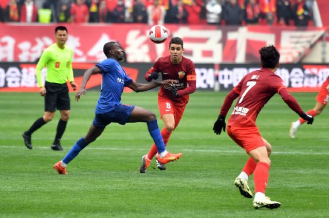 【超级杯】马莱莱捡漏茹萨染红 申花1比0海港捧杯