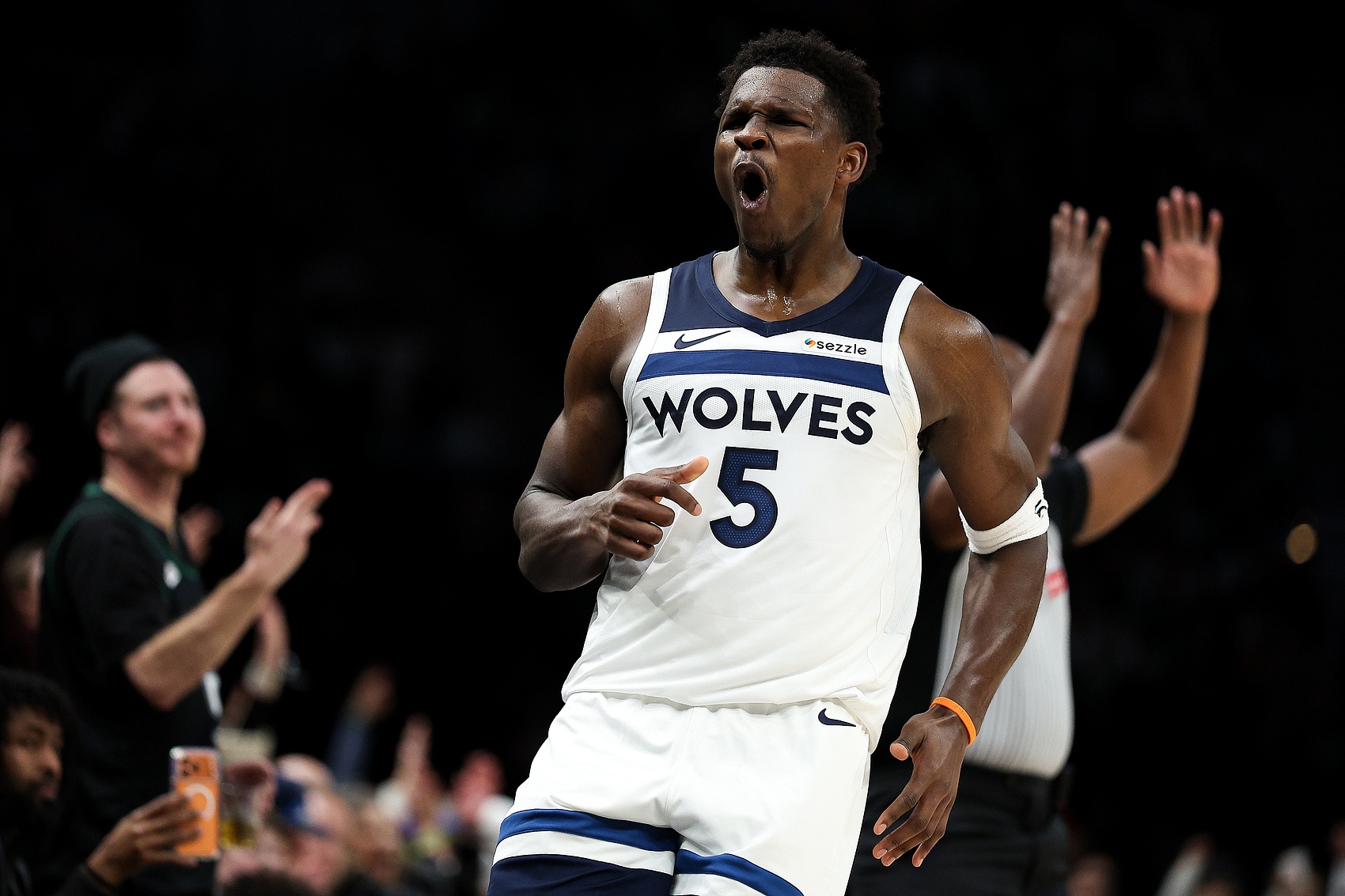 开云官方直播-小里弗斯：爱德华兹本赛季表现被低估 他一直保持着高水准